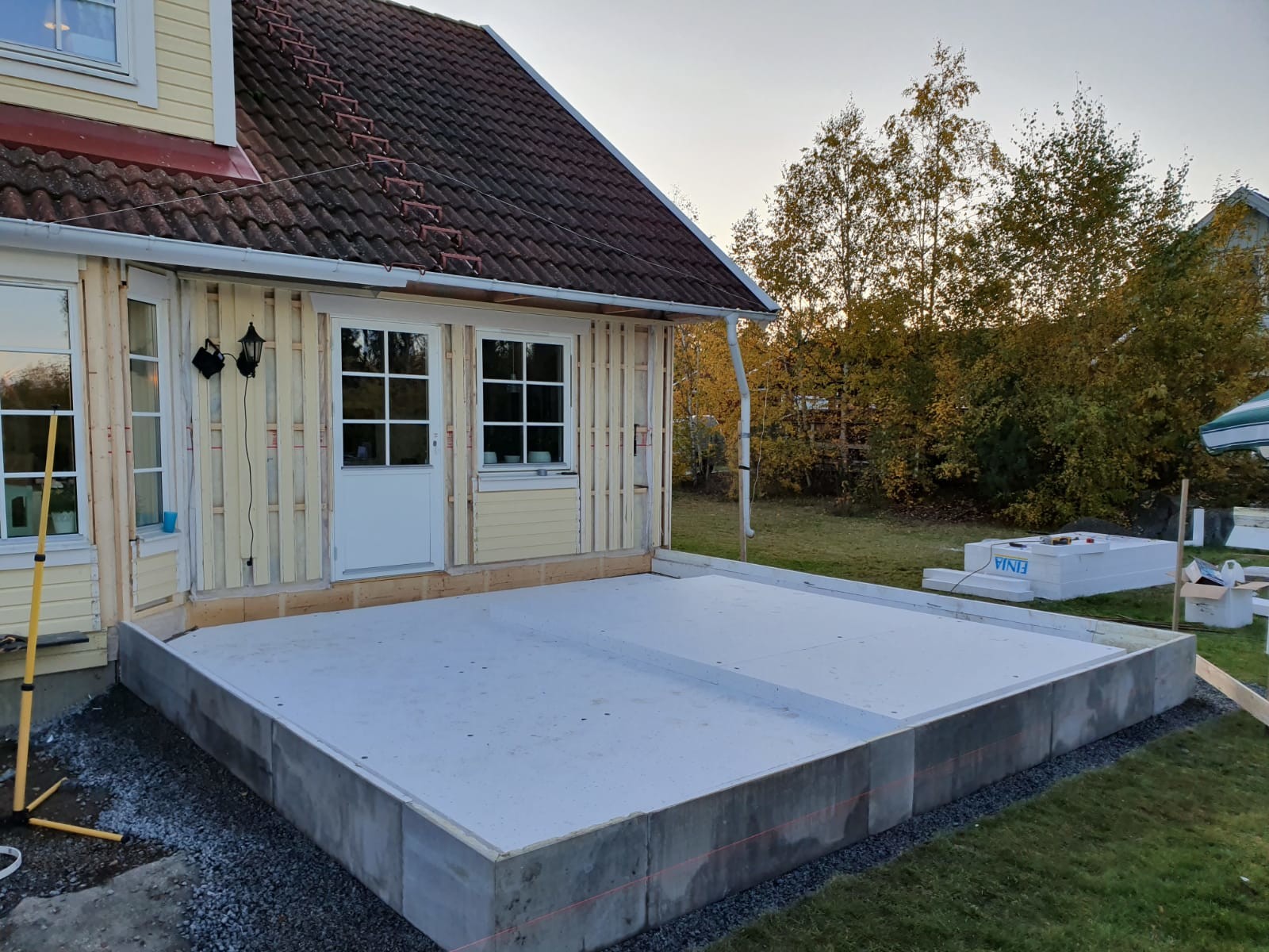 Gjuta En Platta Till Uterum D r Det r Delvis Berg Byggahus se