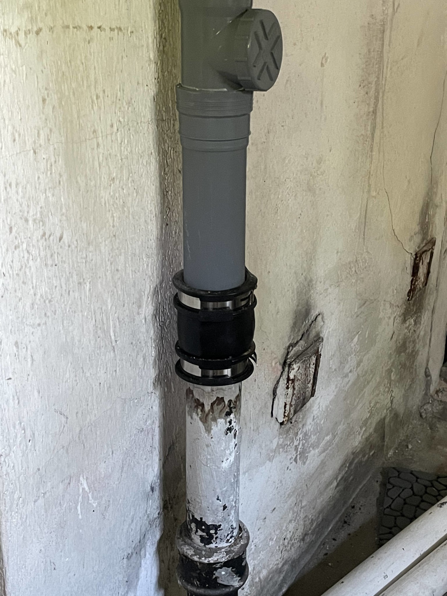 Ansluta köksavlopp till befintlig stam i gjutjärn | Byggahus.se