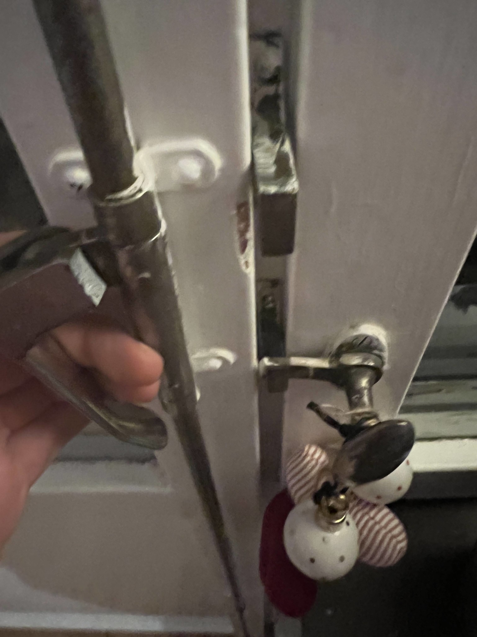 Trasig ”hasp” till utanpåliggande stångspanjolett Byggahus.se