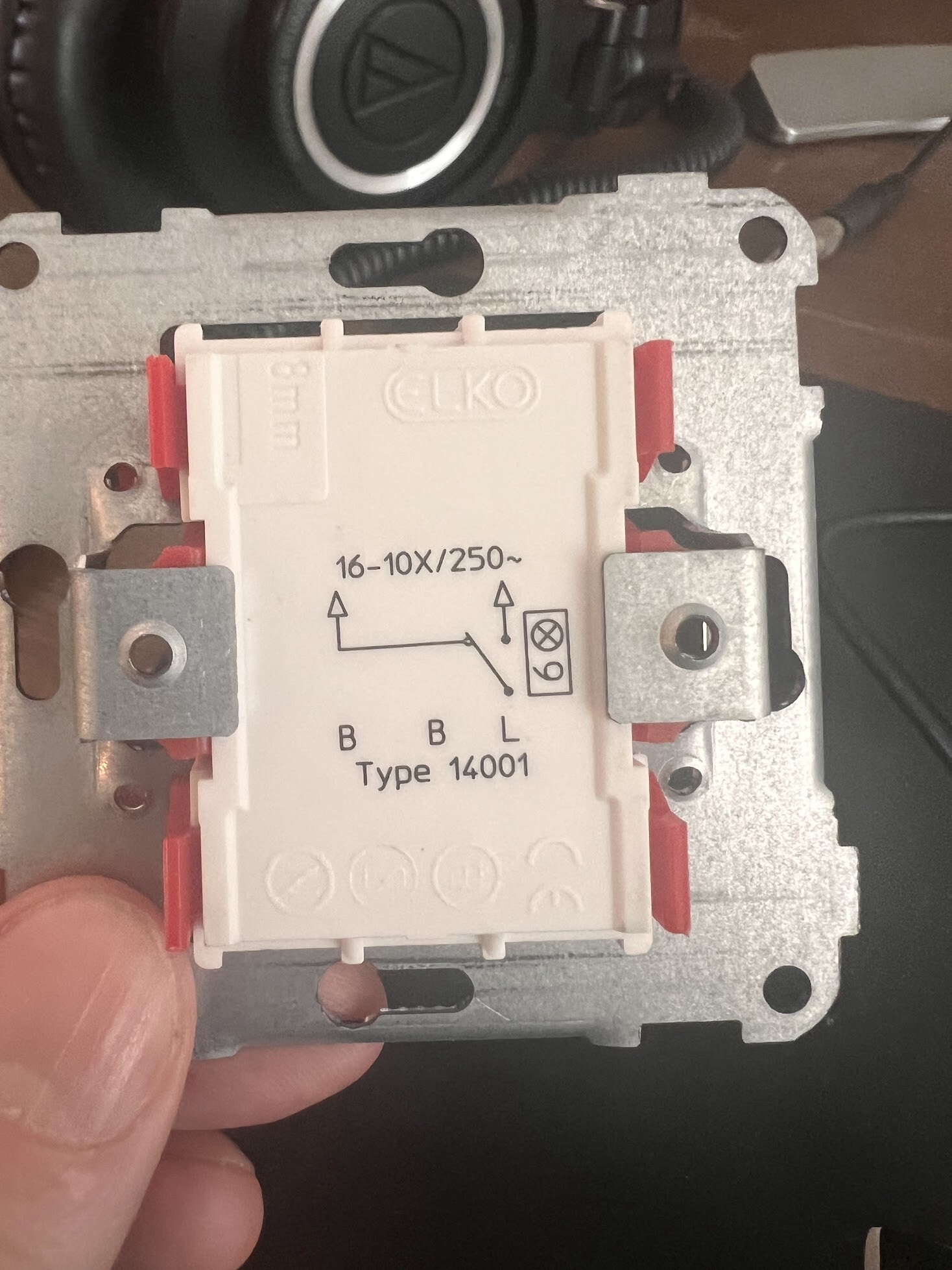 Byta från dimmer till enpolig brytare, koppla vidare fas hur? Byggahus.se