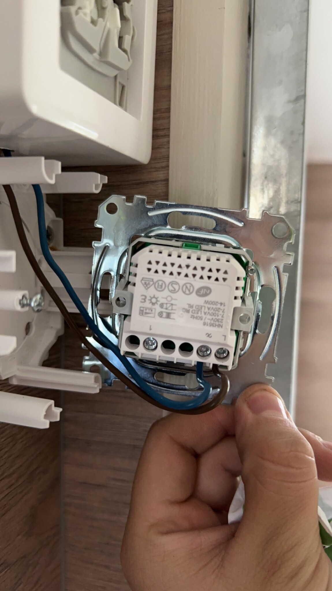 Schneider exxact dimmer lyser konstant Byggahus.se