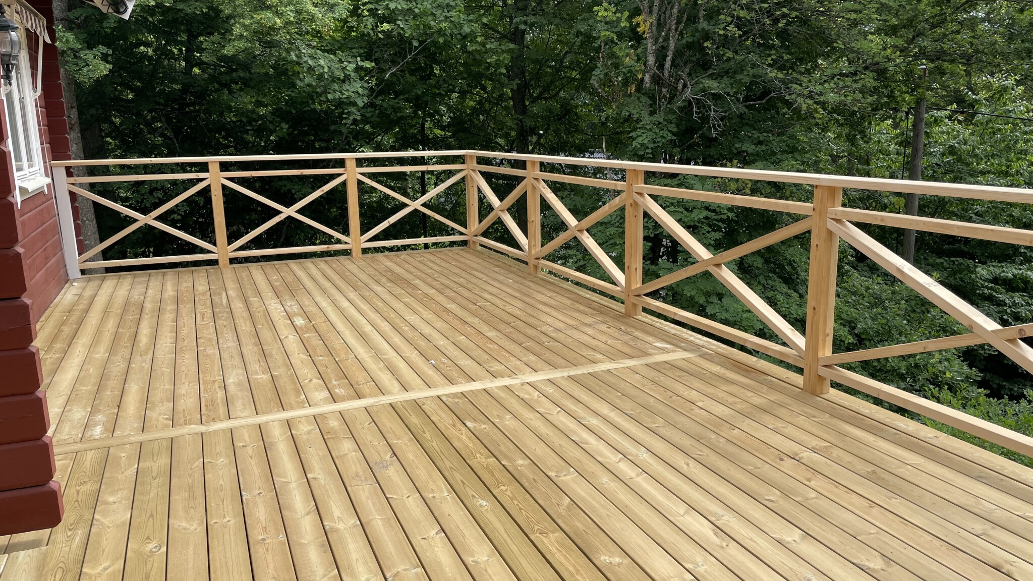 Förborra även för skruvskallen för att minimera sprickbildning i ...