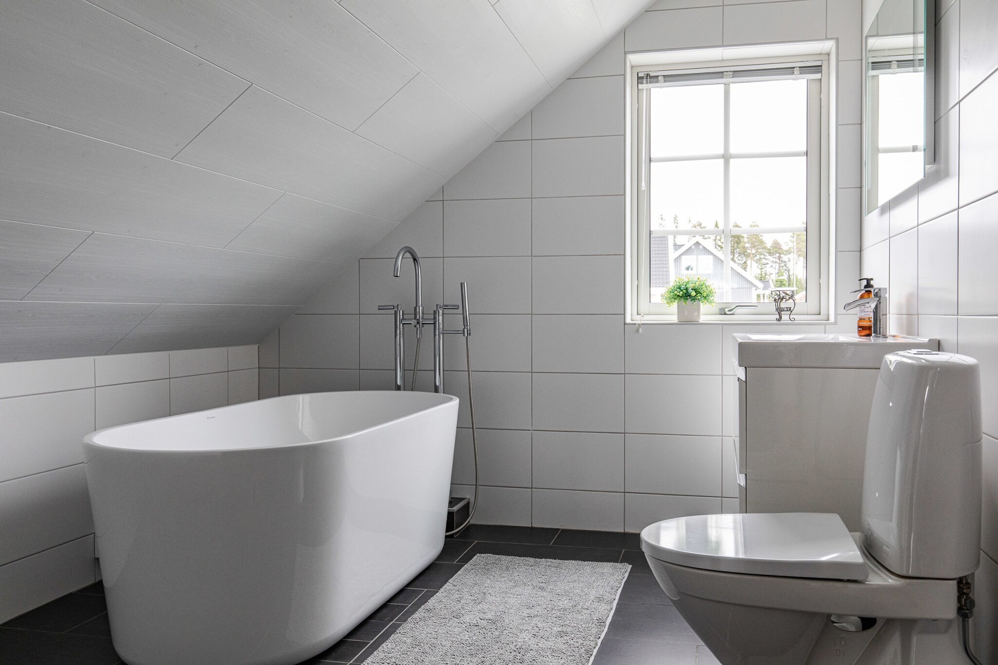 Hur lösa badrum med snedtak? | Byggahus.se