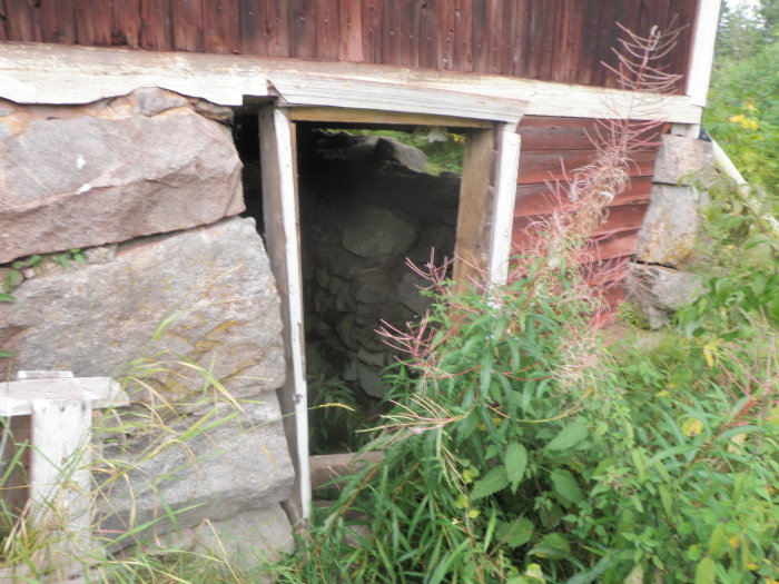 Östvägg källaringång.JPG