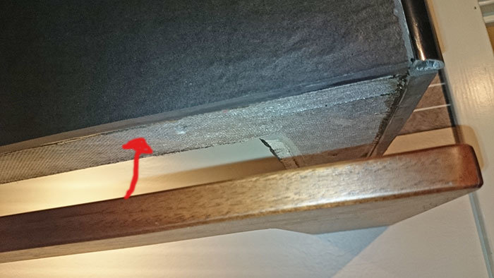 L-muotoinen hylly alapuolelta, kiinnitystapa mietinnässä, punainen nuoli osoittaa saumoihin.