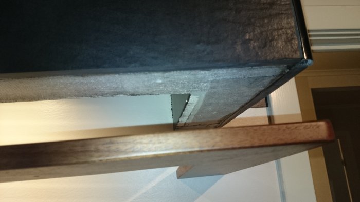 L-muotoinen hylly sammaleenvärisellä taustalla kysymys liimaamisesta tai ruuvaamisesta vesieristysmateriaalin kiinnityksessä.