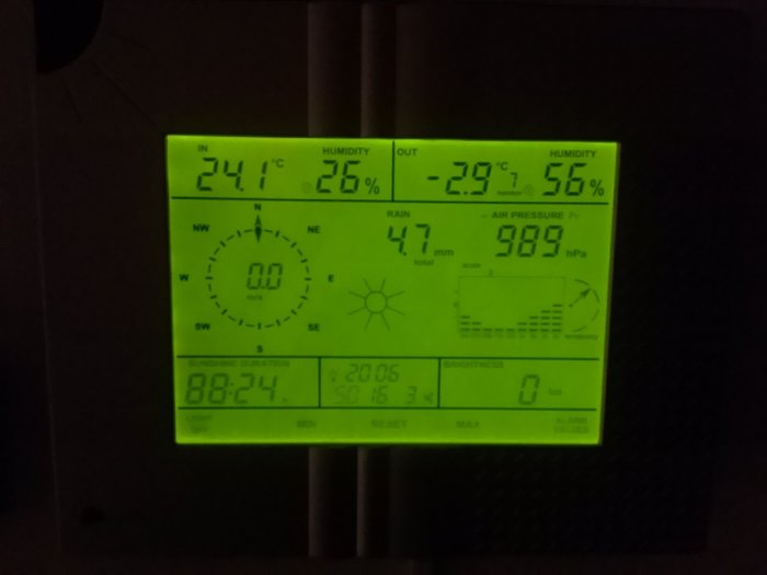 LaCrosse WS2510 weather station kit - pic 16 - Display 1 - backlight on.jpg