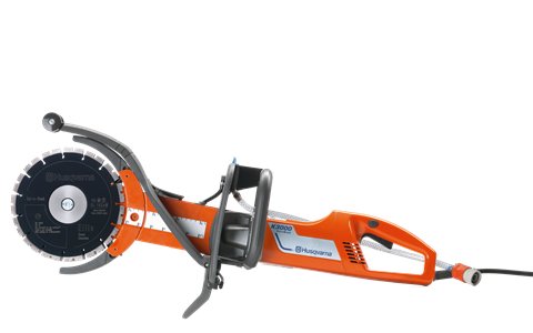 Husqvarna K3000 cut n break -leikkuri, käytetään betoniseinän leikkaukseen. Oranssi, sähköllä toimiva, tarkka työkalu betoniin.