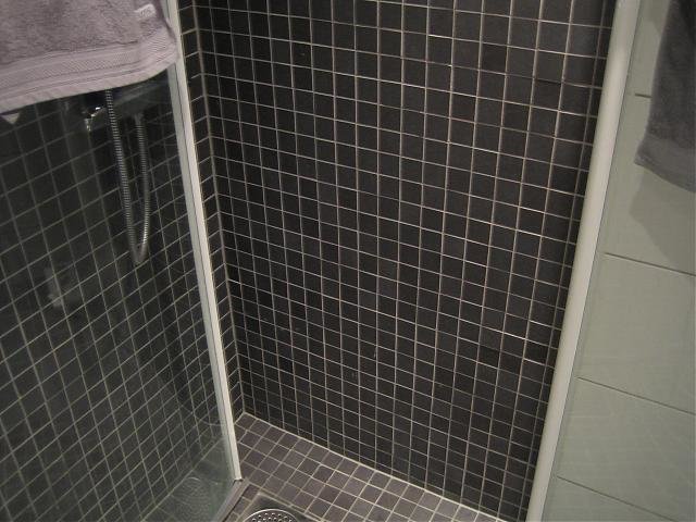 språng på plattor badrumsvägg entreplan 004.jpg