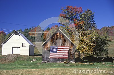 flagga-som-hängs-på-en-gammal-ladugård-26890915.jpg