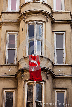 turkisk-flagga-som-hängs-från-det-istanbul-fönstret-35871272.jpg