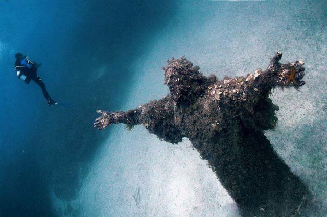 Maltese_underwater_statue_of_Jesus_Christ.jpg