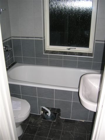 Inbyggt badkar med servicelucka.JPG