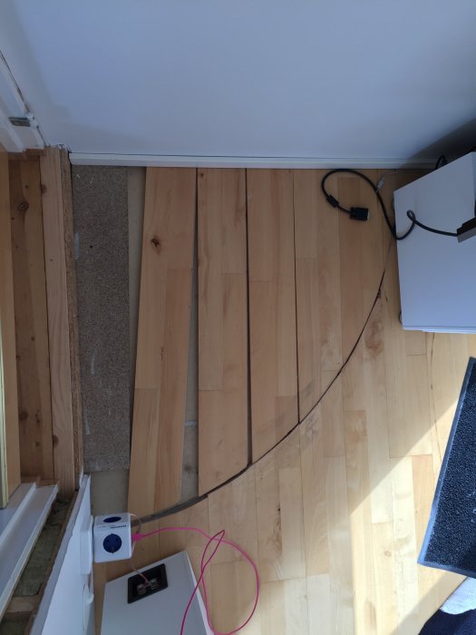 golvet vid trappen till vardagsrummet.jpg
