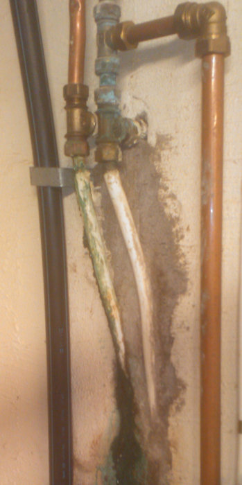 PipeLeaking1.jpg