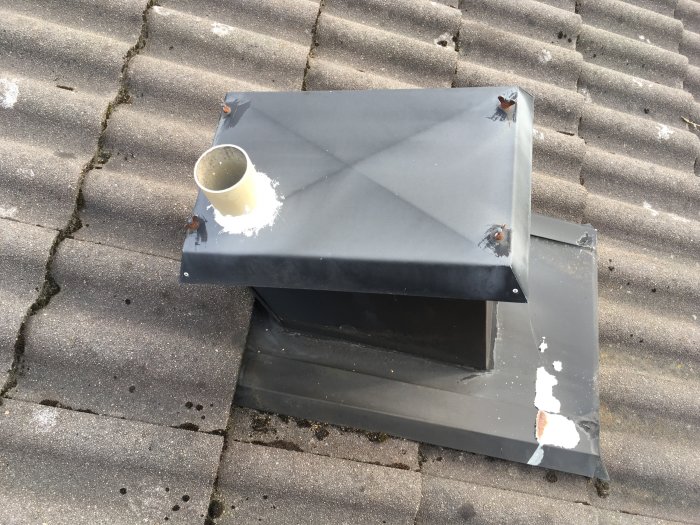 Takhuven med felaktigt utdragen avloppsrörventil vilket lett till läckage på taket.