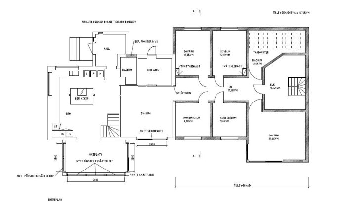 Arkitektritning av ett hus med planlösning för entréplan, markerade befintliga och nya element.