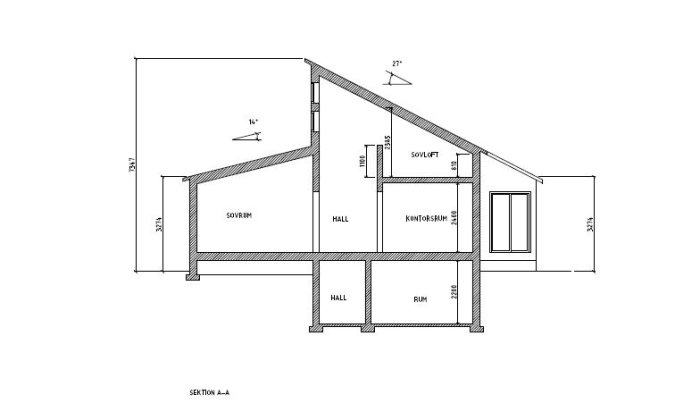 Arkitektritning av sektion A-A för ett hus med angivna mått för rum som sovrum, hall och kontorsrum.