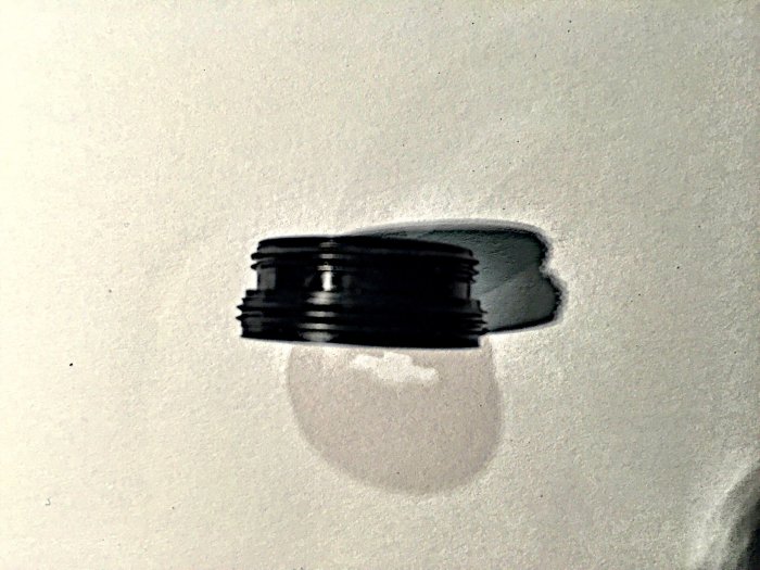 Svart yttergängad kranadapter som är 16mm på ena sidan och 22mm på andra mot vit bakgrund.