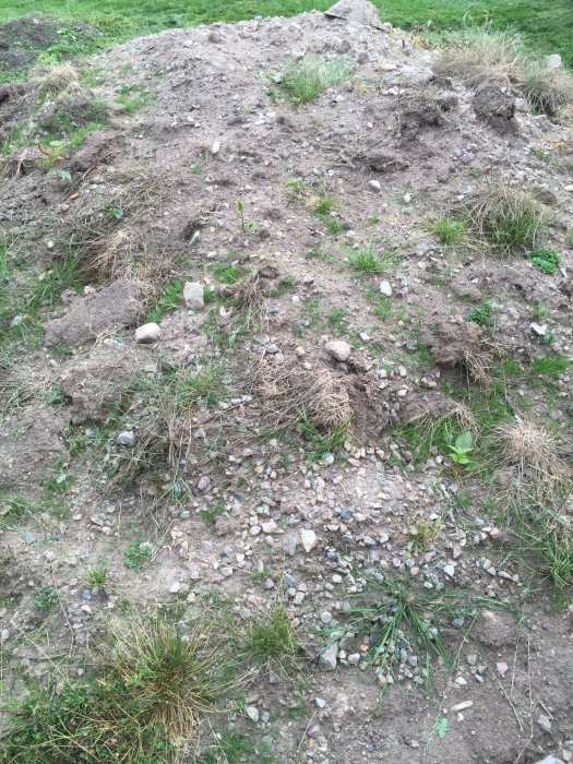 Hög med fyllnadsmassor bestående av makadam, sand och lerjord, överblivet från altanbygge.