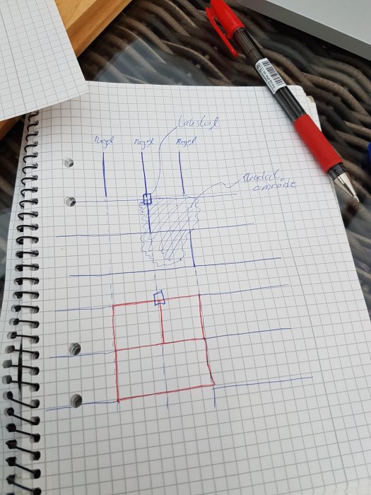 Skiss på rutat papper som visar en plan för reparation av vattenskadad golvkonstruktion med markeringar och mått.