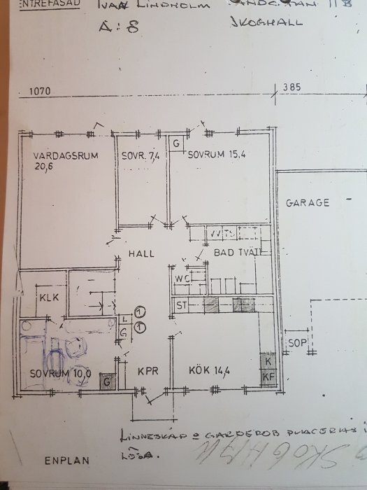 Planritning av ett enplanshus med beteckningar för rum som vardagsrum, kök och sovrum samt garage.