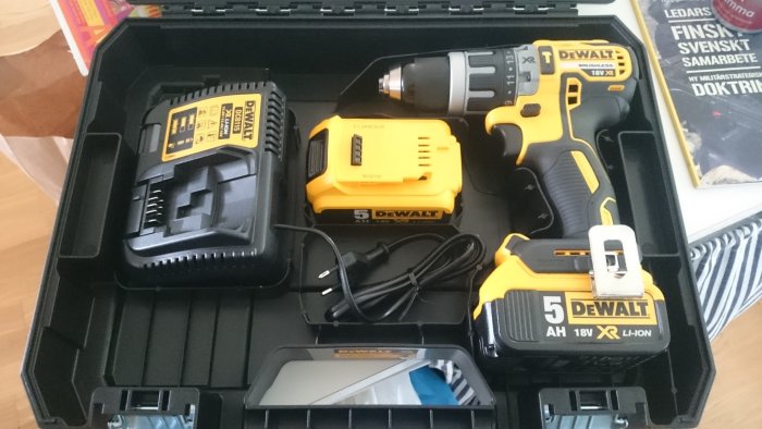 DeWalt DCD796P2 borrskruvdragare i väska med batterier och laddare.