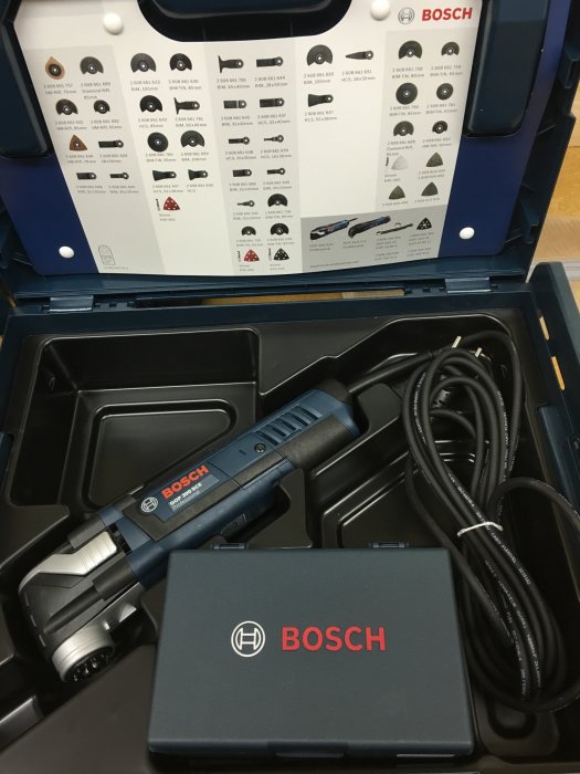 Bosch GOP 300 verktyg i väska med tillbehör och bruksanvisning.