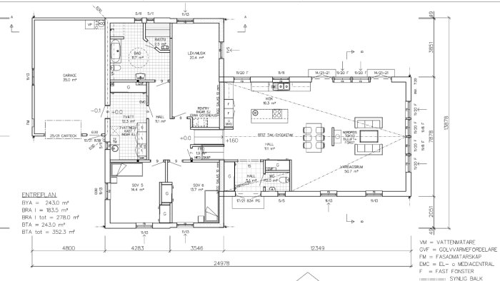 Svartvit arkitektritning av en bostads planlösning med beteckningar för rum och möblering.