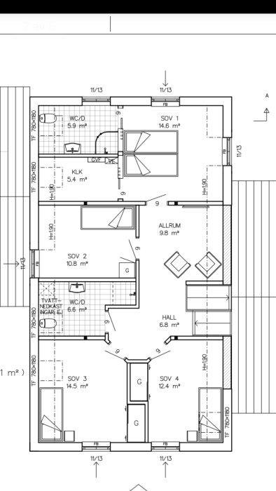 Skalenlig ritning av en våningsplans layout för ett hem, inkluderande sovrum, badrum och allrum.