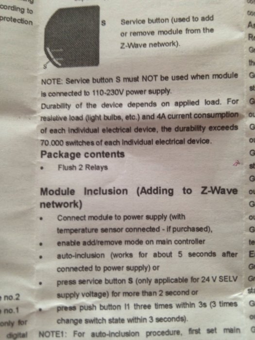 Närbild av en instruktionsmanual med text om installation och användning av en Z-Wave modul, med fokus på serviceknappen S.