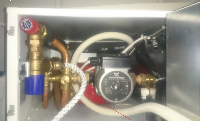 Inre delen av en EVC13 hemvärmesystem med synlig Grundfos cirkulationspump och kopparledningar