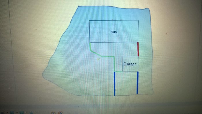 Enkelt ritat layoutdiagram av ett hus och garage med altandäck och plank fotograferad på en skärm.