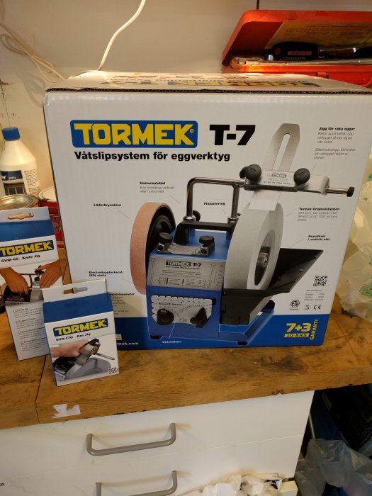 Tormek T-7 vattenslipssystem för eggverktyg förpackning på arbetsbänk.