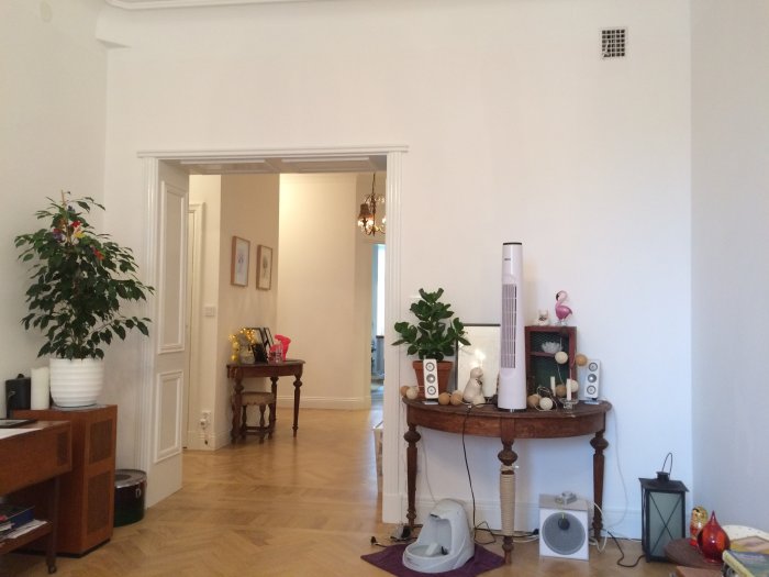 Plats för platsbyggd bokhylla i vardagsrum med dörröppning och möbler.