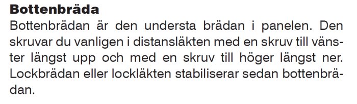 Textstycke som beskriver montering av bottenbräda med skruvar upp och ner för att förhindra sprickbildning.