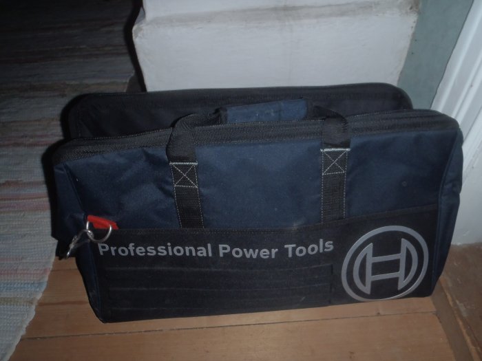 Svart verktygsväska märkt "Professional Power Tools" som en ny "handväska" för verktyg.