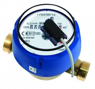 Vattenmätare B-meters GSD8 med pulsutgång och anslutna kablar på blå bakgrund.