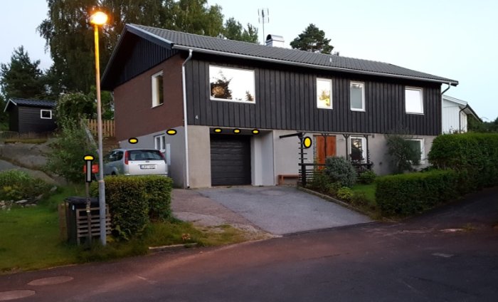 Tvåvåningshus med markerade förslag på placering av ytterbelysning med gula ringar.