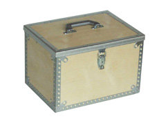 Plywoodlåda med metallbeslag och handtag, avsedd för förvaring av verktyg.