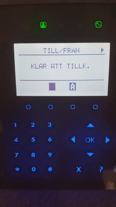 Display på en larmpanel som visar alternativet 'KLAR ATT TILLK.', deltillkoppling A och knappsatsen.