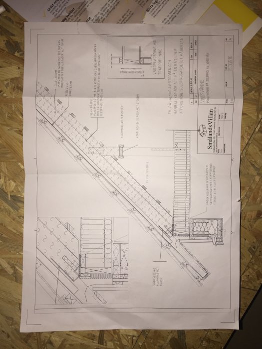 Byggritning av ett hus med markerade mått för isoleringstjocklek i snedtak.