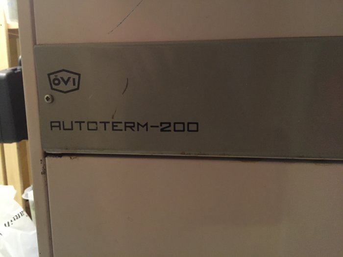 Autoterm-200 värmesystemskontrollpanel med en gul varningslampa tänd.