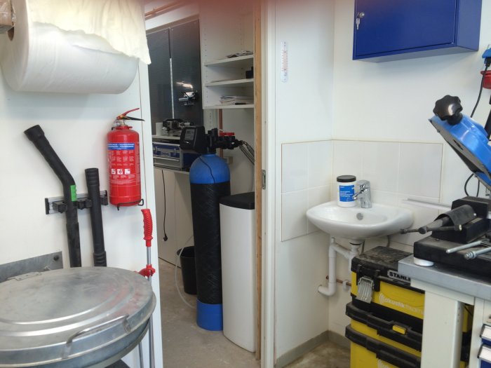Verkstadsrum med verktyg, brandsläckare, handfat och förvaringssystem för systainers.