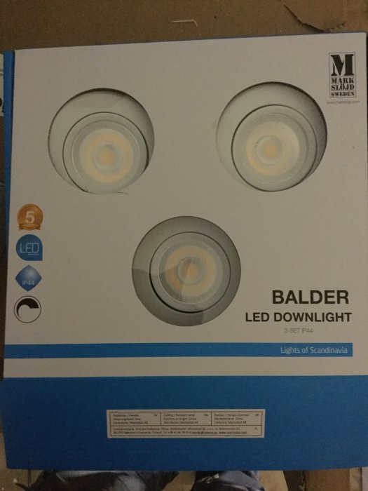 Förpackning av "BALDER LED DOWNLIGHT 3-SET IP44" från MARKSLÖJD med tre infällda lampor.