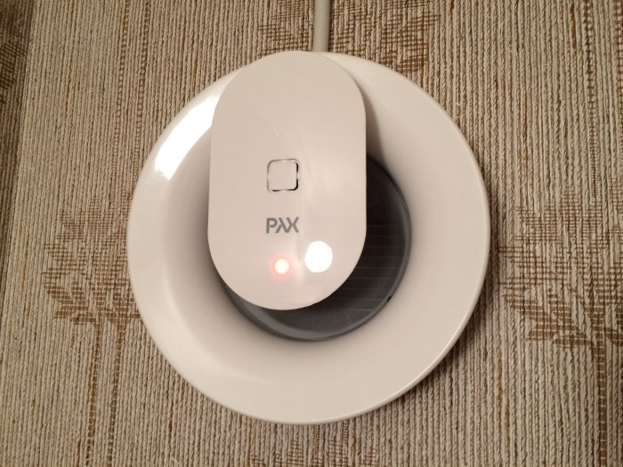 Pax ventilation fläkt delvis monterad på en vägg, med synlig kabel och kontrollpanel.