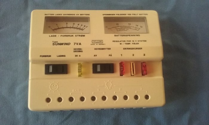 Sunwind 7VA regulator med mätare för laddning och batterispänning, säkringar och huvudströmbrytare.