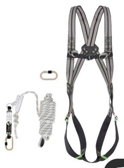 Fallskyddspaket med sele, rep, linsträckare och karbinhake för användning vid byggprojekt på hög höjd.