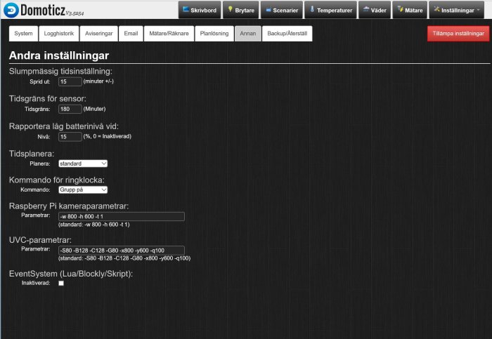 Skärmdump av Domoticz-systemets inställningar med fokus på slumpmässiga tidinställningar och andra konfigurationsalternativ.