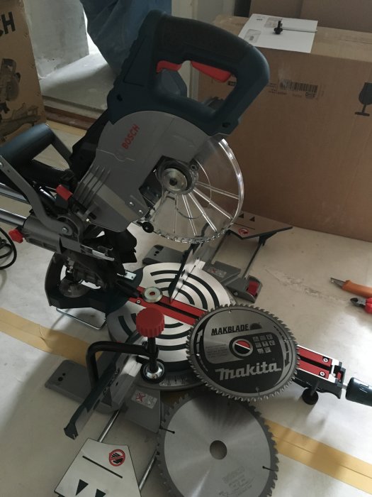 Bosch kapsåg med Top Precision-klinga för listkapning och extra klingor i arbetsmiljö.